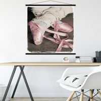 Нозете на девојката Во Розови Балетски Влечки Ѕид Постер Со Дрвена Магнетна Рамка, 22.375 34